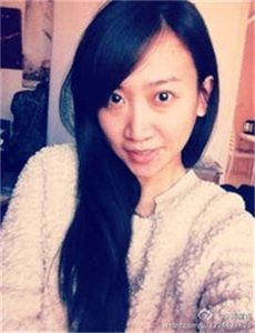美女猫吹泡泡